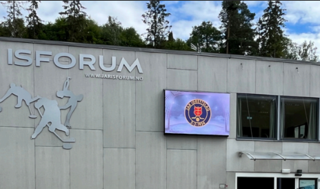Storskjerm på fasaden til Jar Isforum